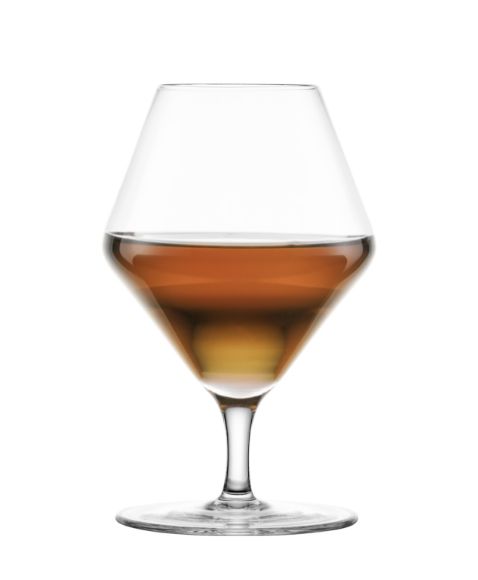 Aromaglas breit der Serie Début (Savory Umami) von Zwiesel Glas, gefüllt mit einer bernsteinfarbenen Spirituose.