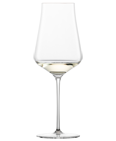 Verre à vin blanc Duo de Zwiesel Glas, rempli de vin blanc, sur fond blanc.