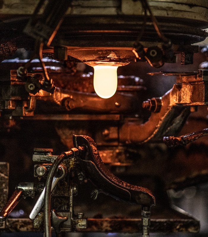 Un verre incandescent dans une machine industrielle.