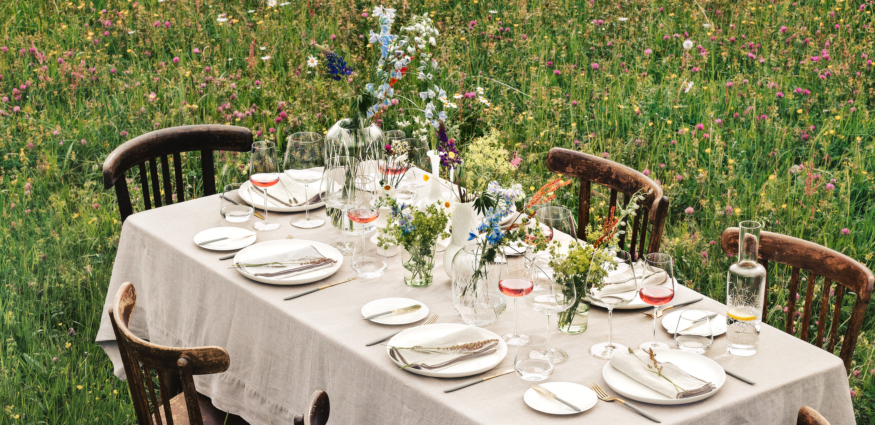 Gedeckter tisch auf einer Blumenwiese