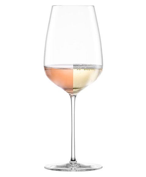 Weinglas auf weißem Hintergrund, horizontal halb mit Roséwein und halb mit Schaumwein gefüllt.