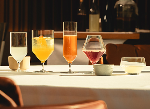 Debut Gläser mit verschiedenen alkoholfreien Drinks auf einem gedeckten Tisch.