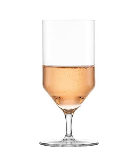 Ein elegantes Stielglas, gefüllt mit einem roséfarbenem alkoholfreien Getränk.
