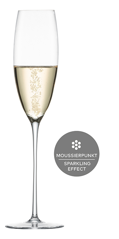 Une coupe à champagne sur fond blanc.