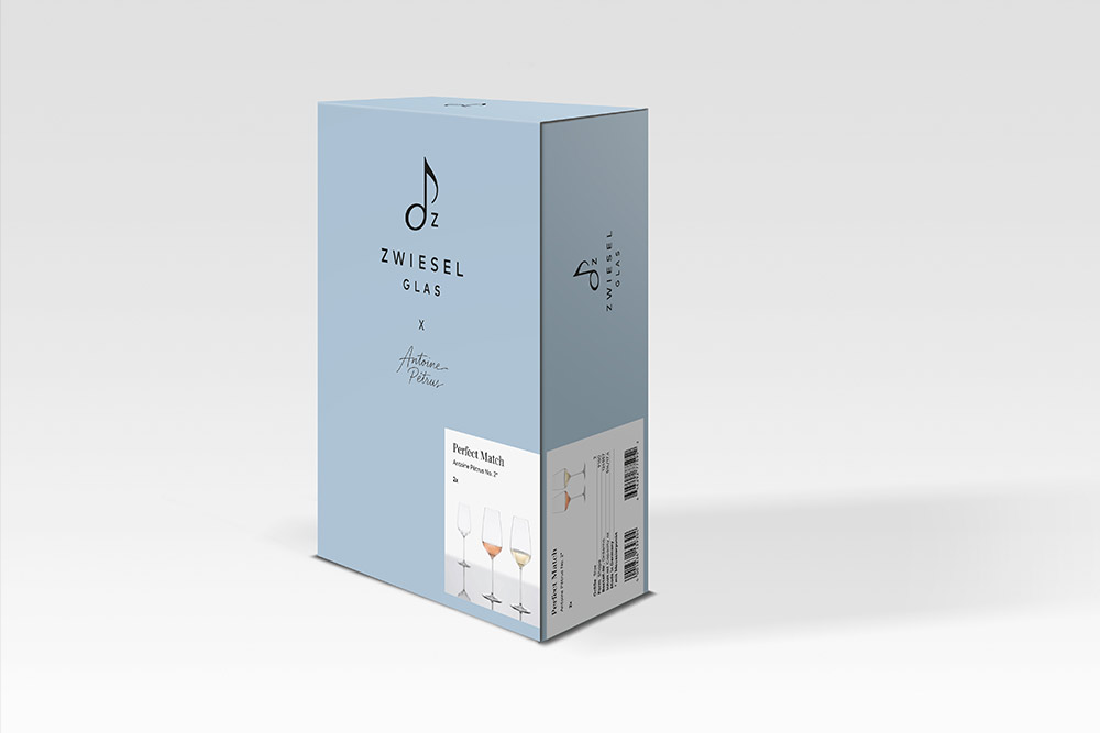 Hellblaue Produktverpackung von Zwiesel Glas vor neutral grauem Hintergrund, schräg von vorne gezeigt.