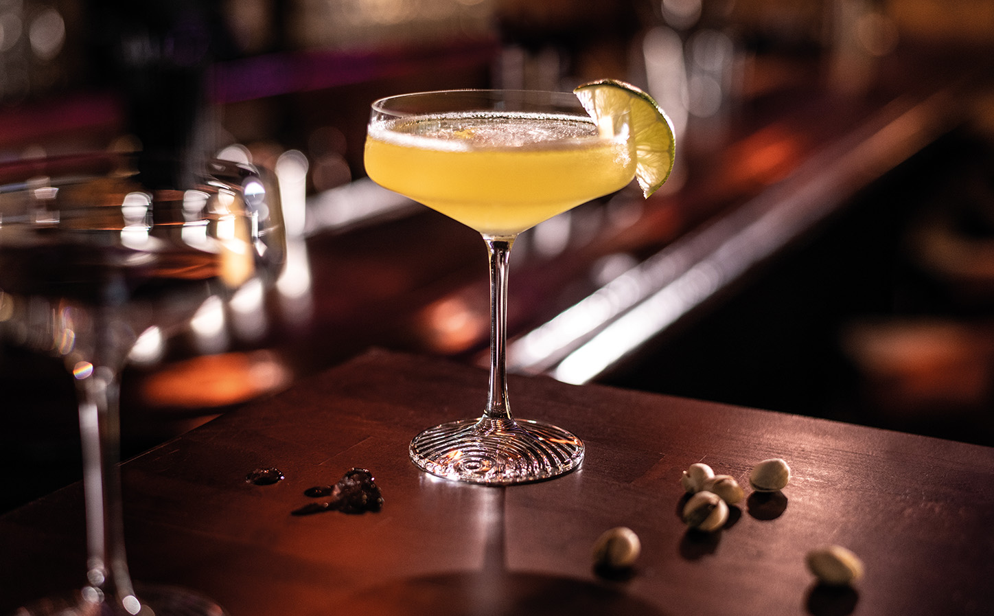 Echo Cocktailschale auf einem Bartisch mit Zitronencocktail