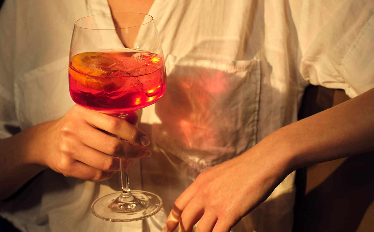 Vespera Cocktailglas mit rotem Cocktail