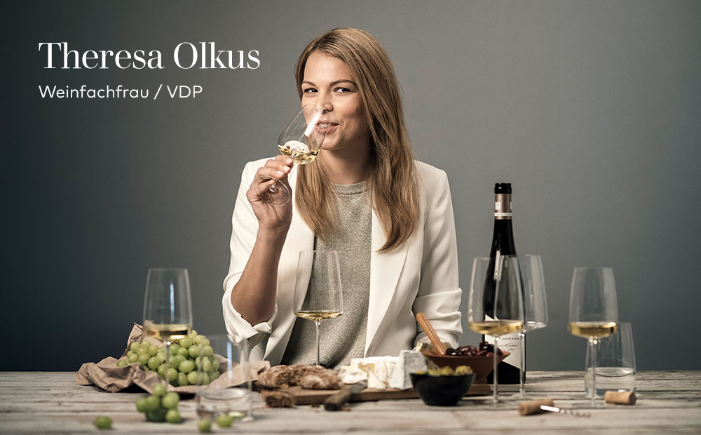 Theresa Olkus vom VDP mit den Weingläsern der Serie Simplify