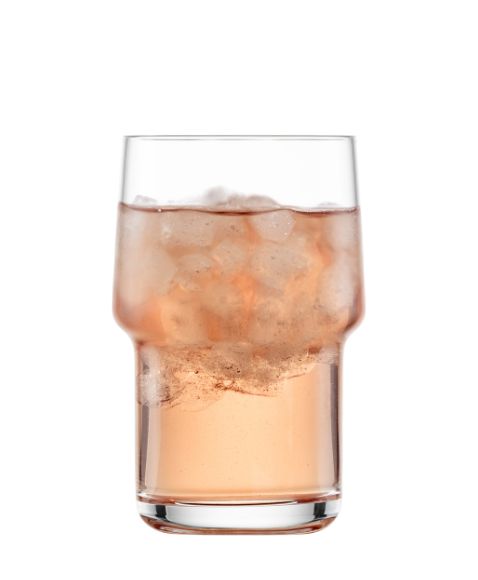 Allroundglas der Serie Click von Zwiesel Glas, gefüllt mit einem roséfarbenen Getränk und Eiswürfeln.