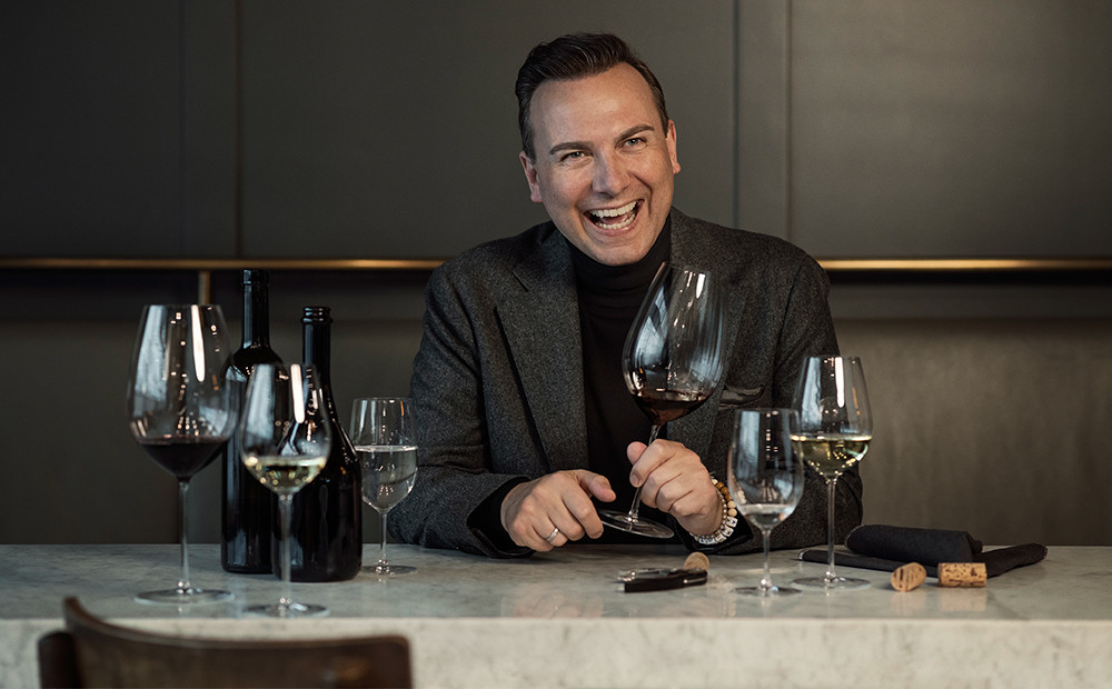 Tim Raue con i bicchieri da vino della serie Enoteca