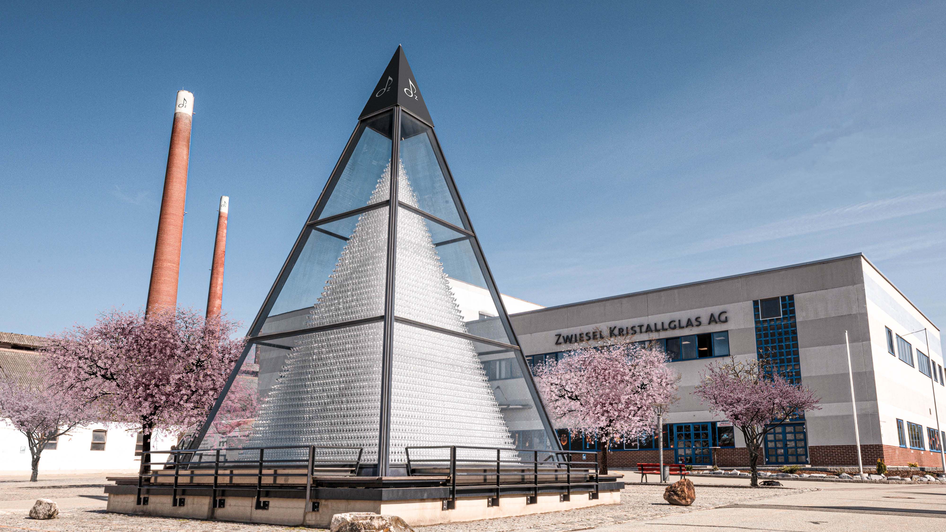 La plus grande pyramide de verre au monde, située devant le magasin d'usine de Zwiesel.