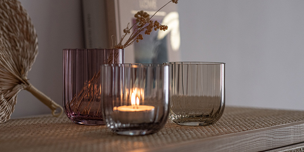 Vases en verre stylés à la structure fine, polyvalents pour la décoration ou l'éclairage aux bougies. L'élégance pour tous les intérieurs.