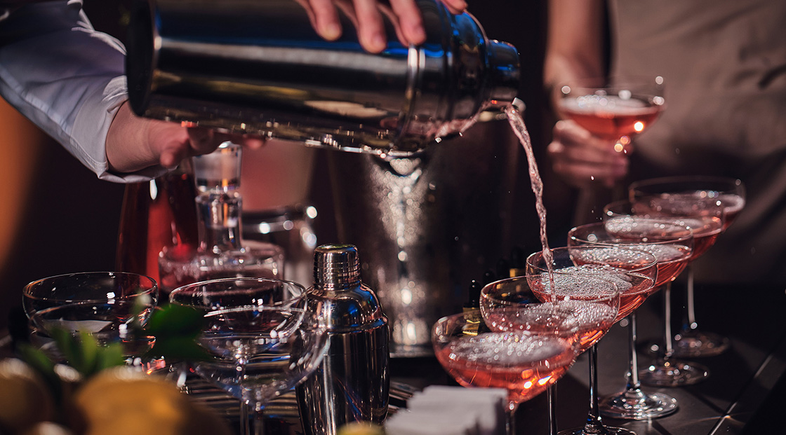 Bar Kulisse mit Cocktails in einer Reihe 