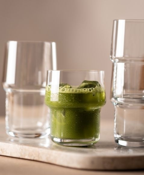Frisch aufgeschlagener Matcha im Kristallglas der Serie Click von Zwiesel Glas.