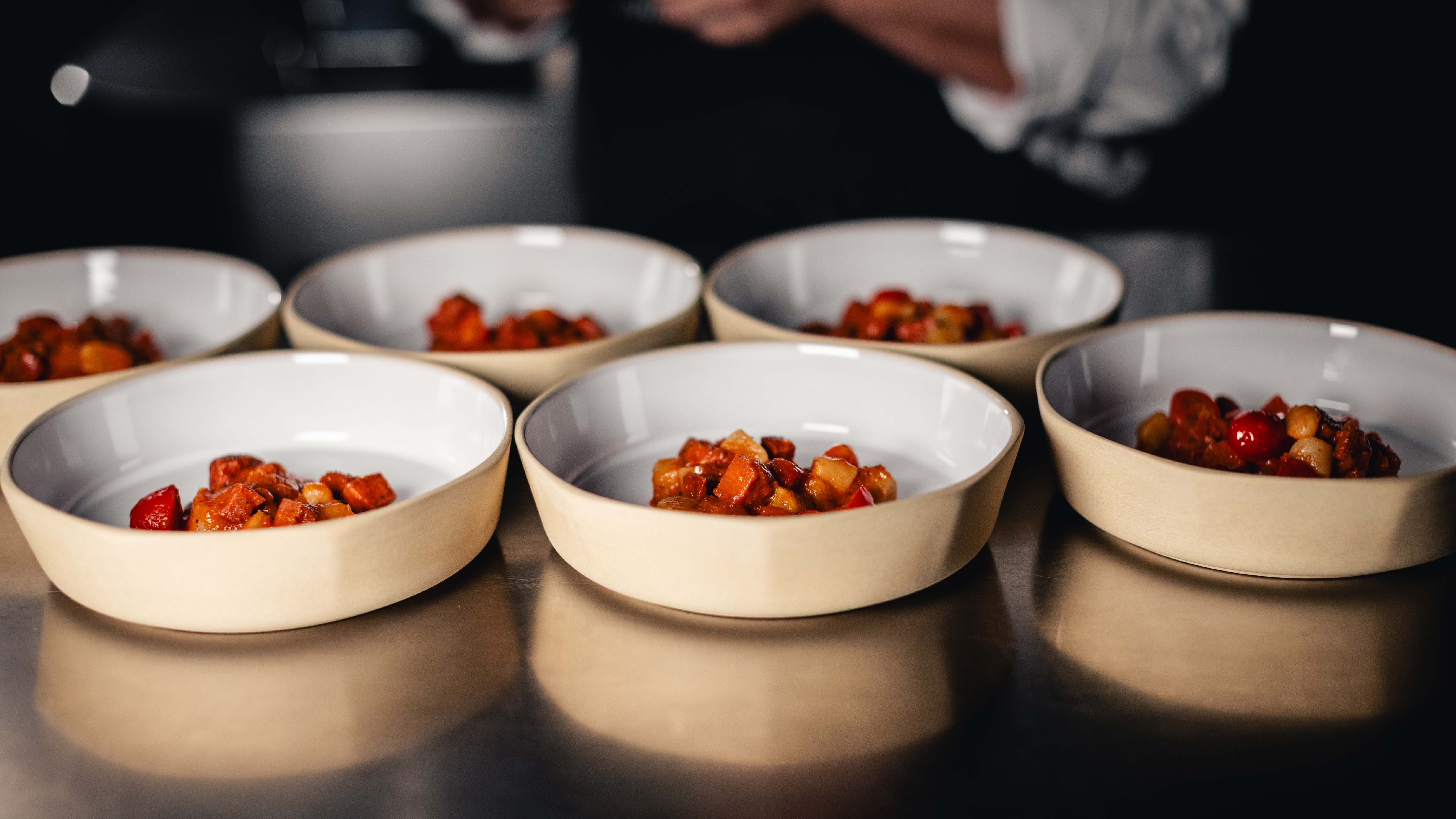 Bowls von Zwiesel Fortessa mit angerichteten Speisen in einer professionellen Küchenumgebung.