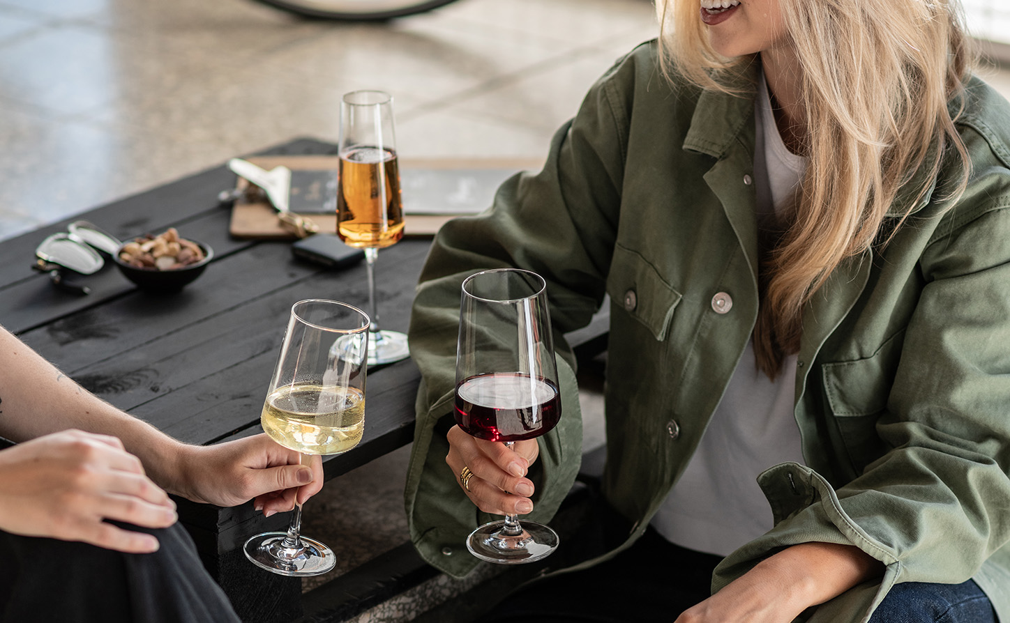 Mio Vino Gläser mit zwei Personen beim Anstoßen