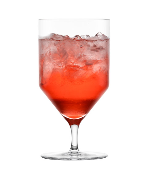 Ein Stielglas, gefüllt mit einem roten, auf Eis servierten Getränk.