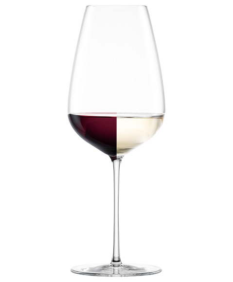Weinglas auf weißem Hintergrund, horizontal halb mit Rotwein und halb mit Weißwein gefüllt.