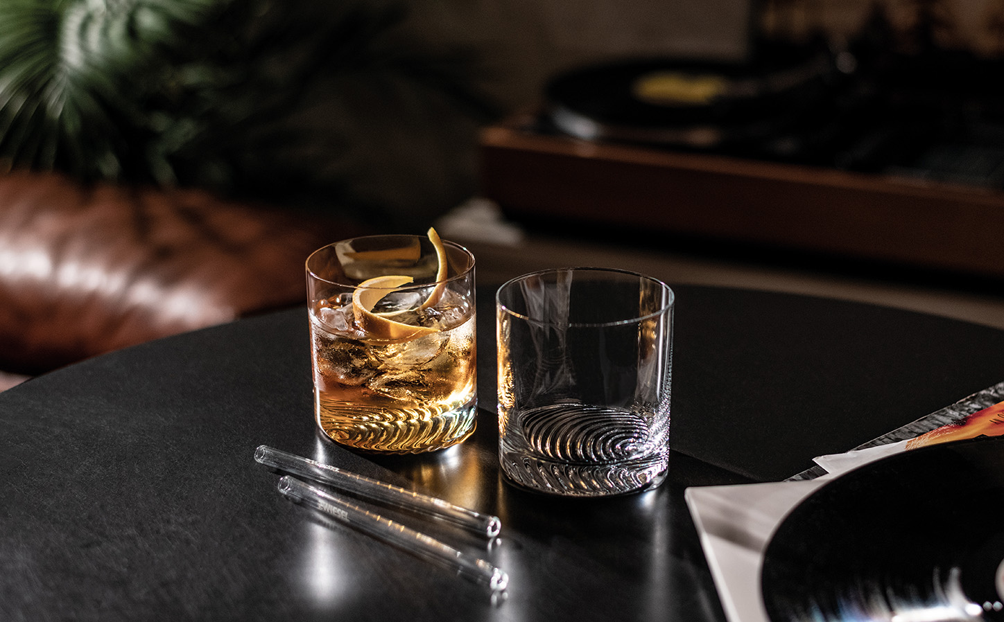 Echo Whiskyglas auf einem Tisch mit Glastrinkhalmen