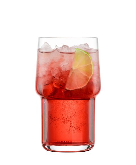 Longdrink-/Bierglas der Serie Click von Zwiesel Glas, gefüllt mit einem roten Getränk, Eiswürfeln und einer Limettenscheibe.