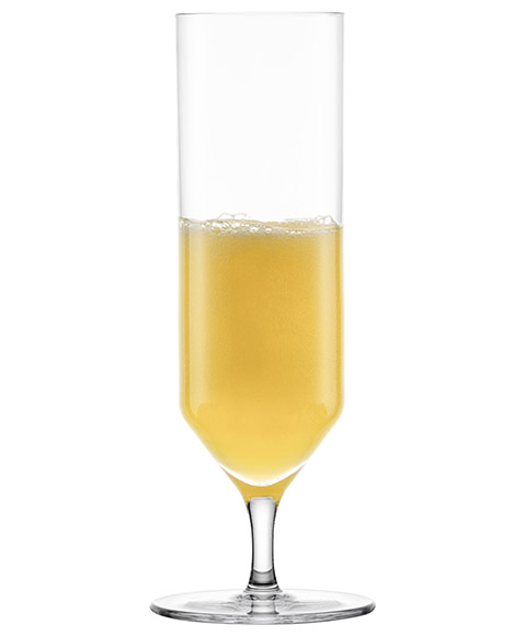 Ein hohes Stielglas, gefüllt mit einem hellen, gelben alkoholfreien Getränk.