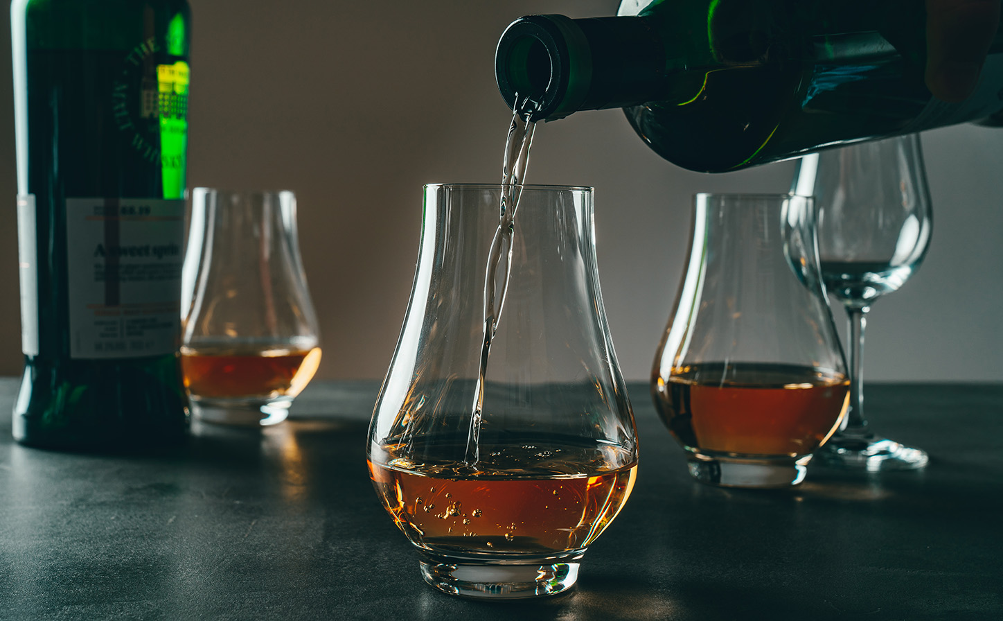 Bar Special Whisky Nosing Glas mit Füllung