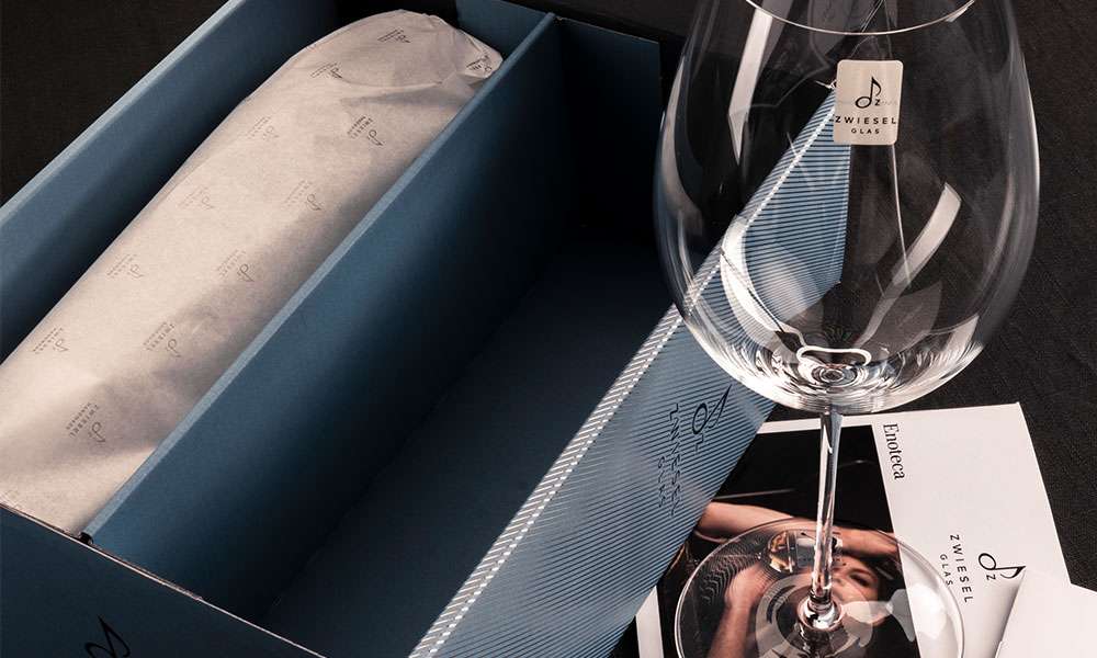 Verre artisanal de la série Enoteca présenté dans un coffret cadeau de Zwiesel Glas.