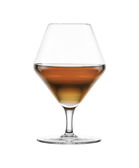Ein bauchiges Stielglas, gefüllt mit einem bernsteinfarbenen alkoholfreien Getränk.